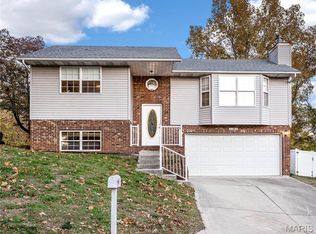 16 Williamsburg Ln, Glen Carbon, IL 62034
