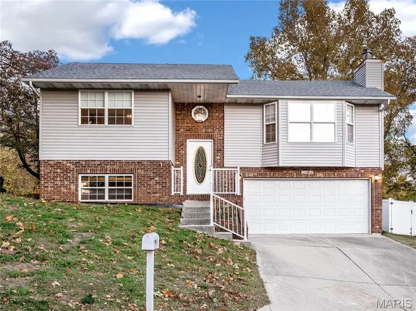16 Williamsburg Ln, Glen Carbon, IL 62034
