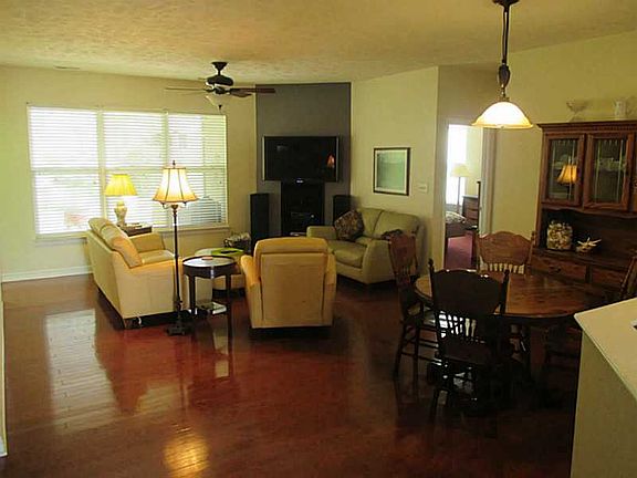 3rd image of 5682 Augusta Woods Dr