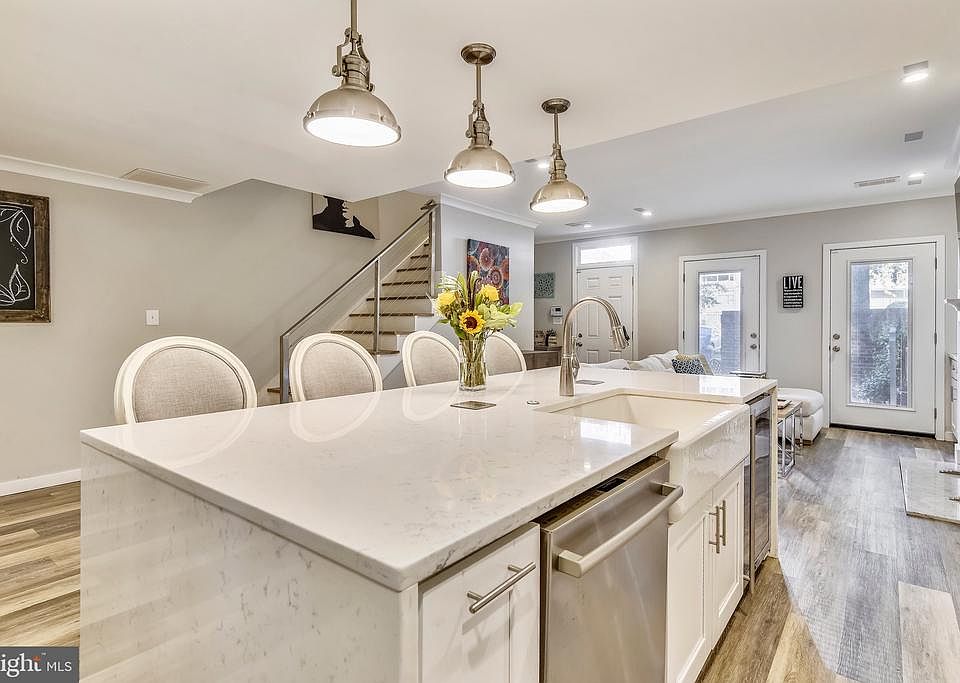 Huge Waterfall Granite Island~with Farmhouse Sink