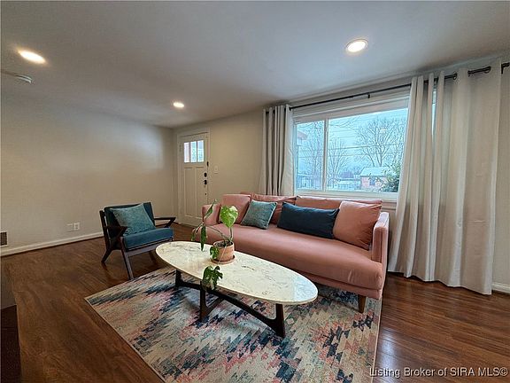 3rd image of 113 E Maple Court