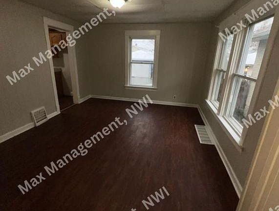 5th image of 824 Merrill St