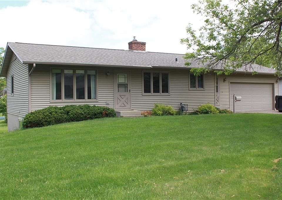 735 Oak St, Mondovi, WI 54755 Zillow