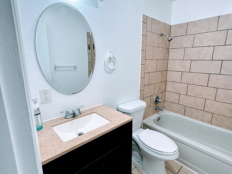 331 W Alamo Dr — Photo 4
