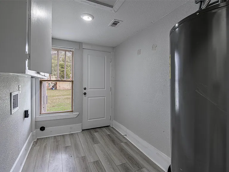200 W Caroline St #A — Photo 12