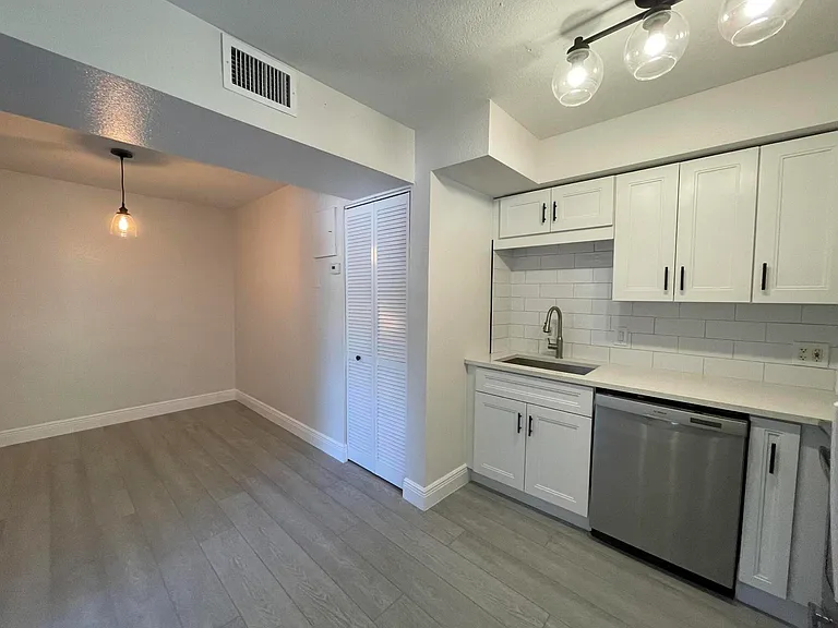 701 SE 4th St #WEST — Photo 7