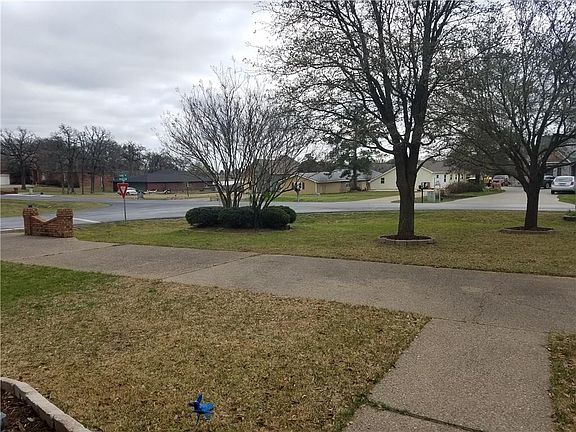 3rd image of 614 Kiowa Dr W