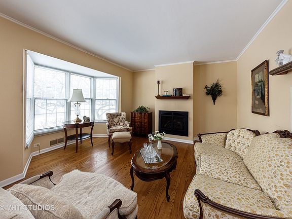 3rd image of 608 E Oakton St