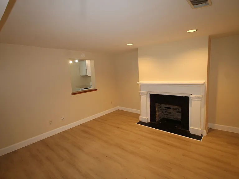 209 W Hall St #B — Photo 4