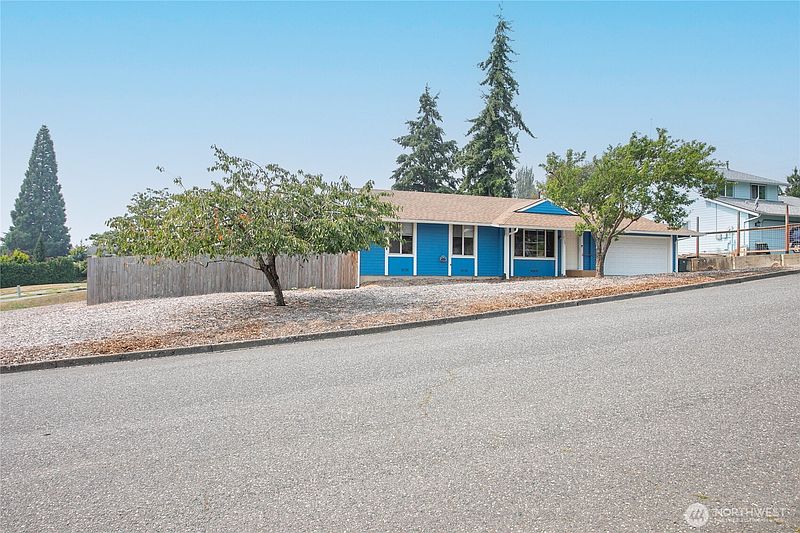 3rd image of 2129 Poplar Drive