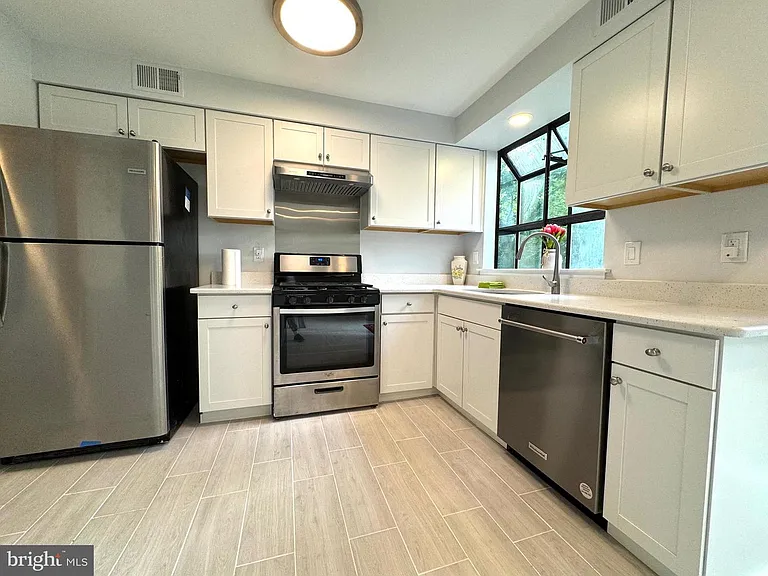 104 Sayre Dr — Photo 9