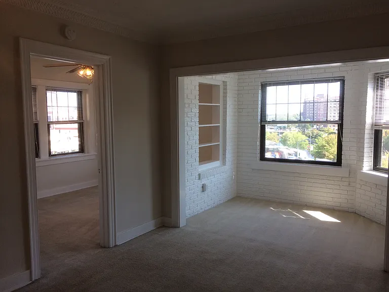 Carlyle Apartments — Photo 17