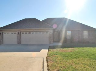 814 E Roubidoux St, Nixa, MO 65714