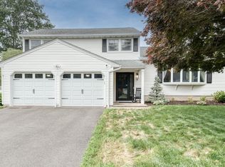 32 Patriot Ln, Newington, CT 06111