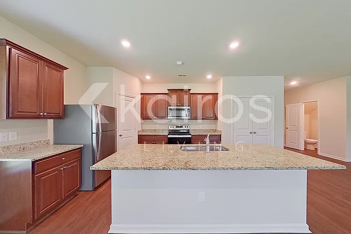 1103 Freedom Pkwy — Photo 7
