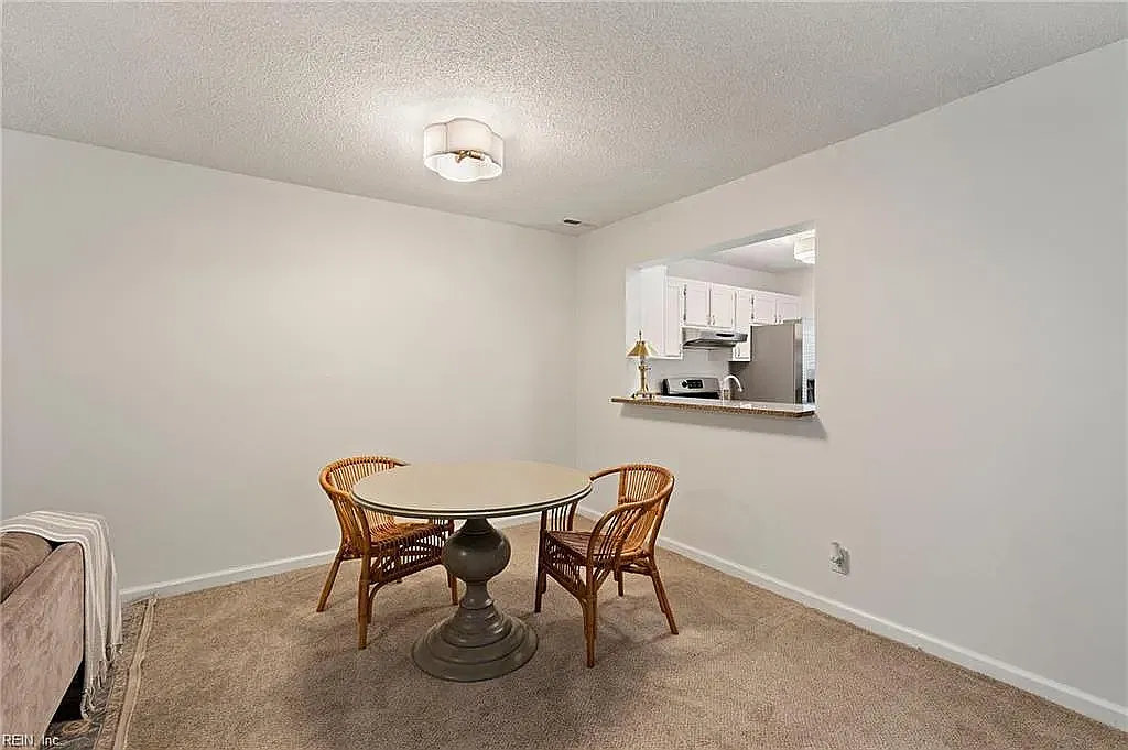 3 bed, 2.5 bath, 1400 sqft, $2,500 — Photo 4