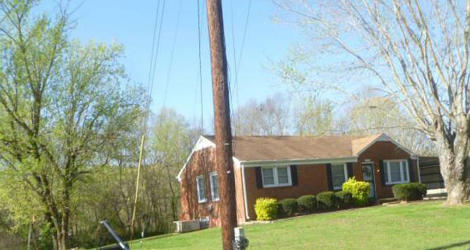 2nd image of 1418 Lakeview Rd