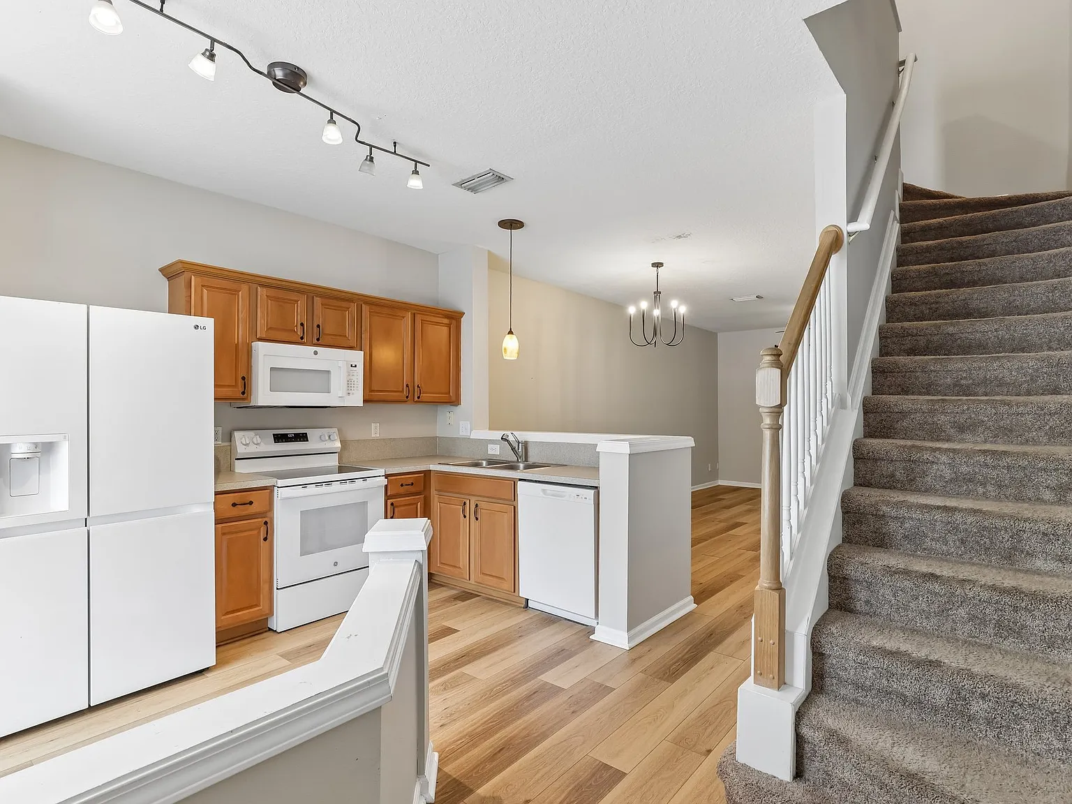 2 bed, 2.5 bath, 1184 sqft, $1,620 — Photo 3
