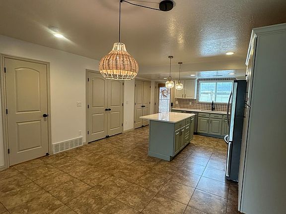 5th image of 1584 E Sandalwood Dr
