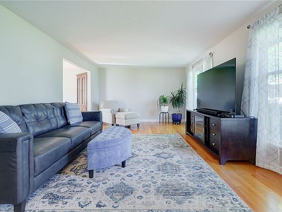 4th image of 799 Lauren Ct