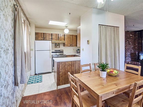 4th image of 1445 Waddington Rd