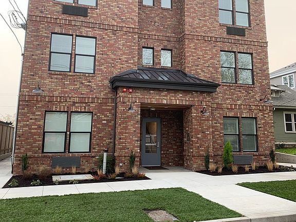3rd image of 7122 N Greenwich Ave #10