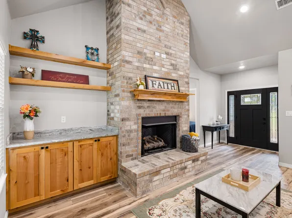 1446 Faulkner Rd, Sunset, TX 76270