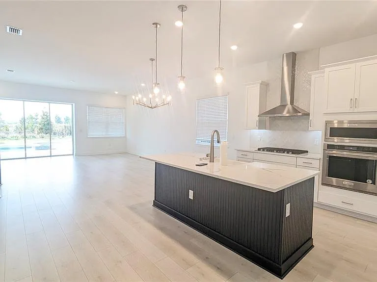 15614 Vetta Dr — Photo 3