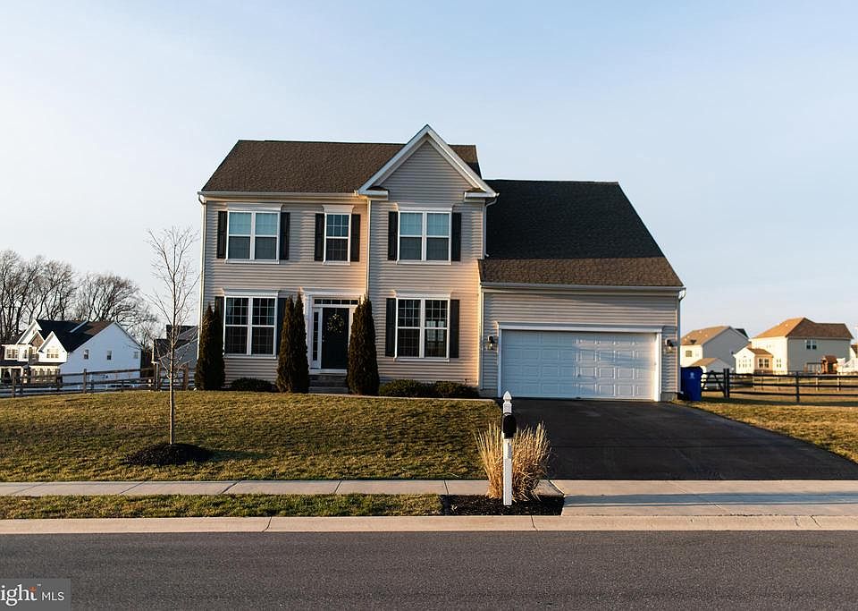 1st image of 784 Ashington Dr