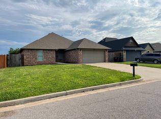 617 SW 6th St, Moore, OK 73160