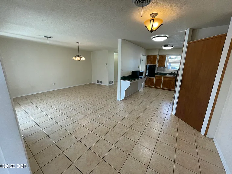 135 Kent Dr — Photo 4