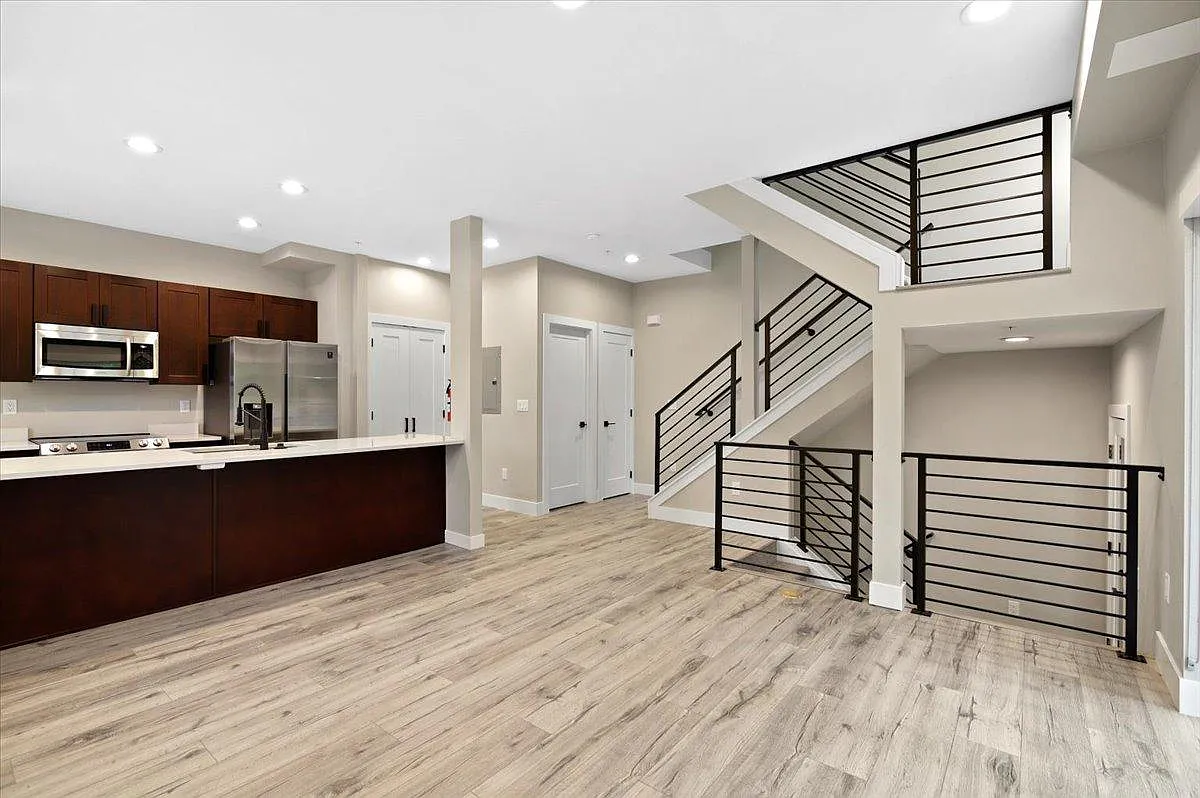 3 bed, 2.5 bath, 1938 sqft, $3,100 — Photo 3