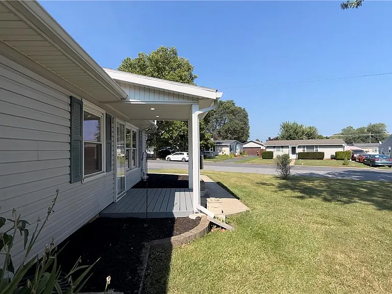 49 Seyfried Ave — Photo 34
