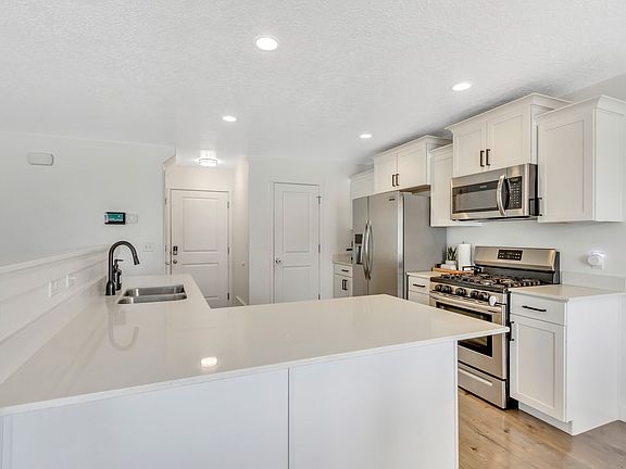 4th image of 427 S Sunland Way