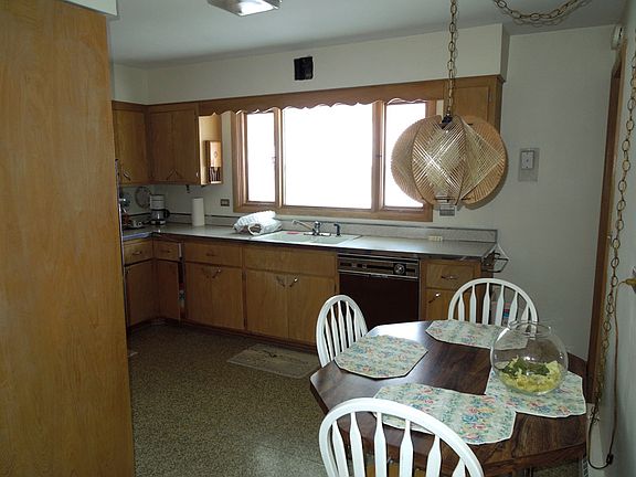 2nd image of 811 Lake Shore Dr