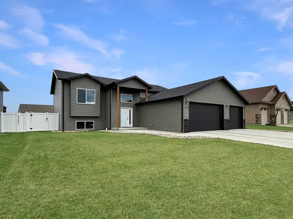 2628 18th St NW, Minot, ND 58703