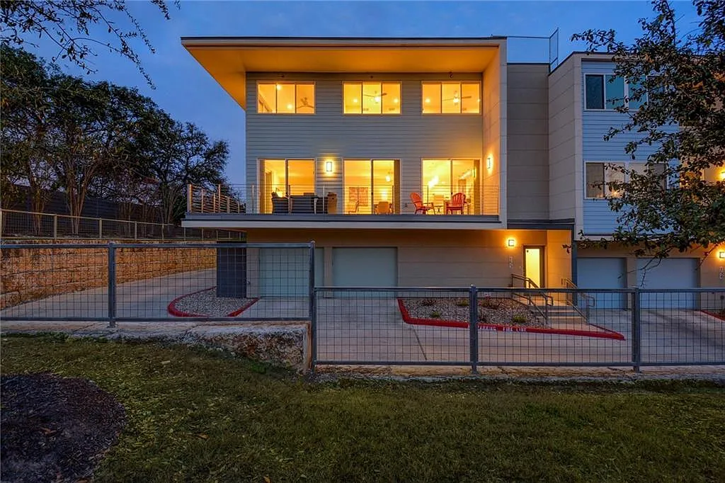 Breathtaking 3bed/2.5Bath Loft near SOCO in Gated Community! — Photo 1