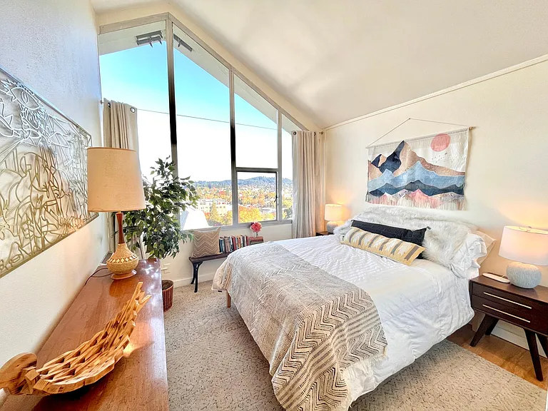 Bedroom with Queen bed