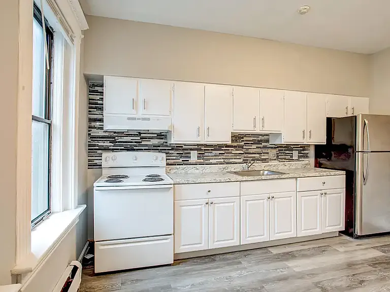 135 Belmont Apartments — Photo 13