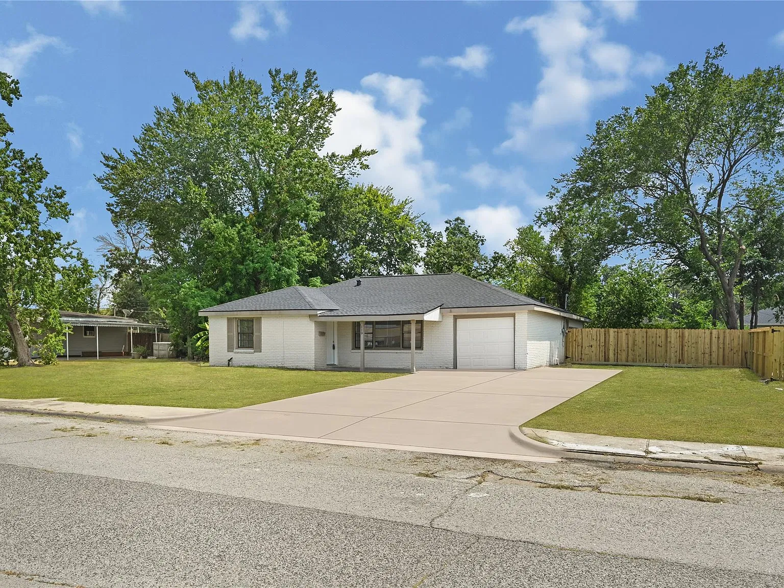 3 bed, 1.0 bath, 1323 sqft, $1,550 — Photo 4