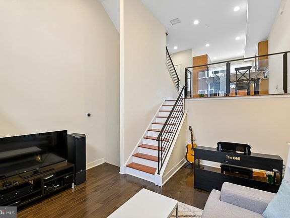 4th image of 1201 Latona St