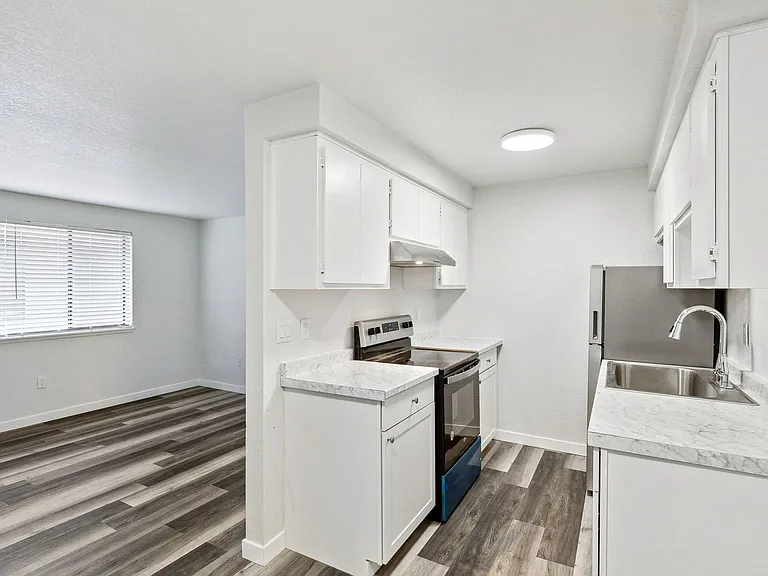 4122 4126 Hoyt Ave — Photo 9
