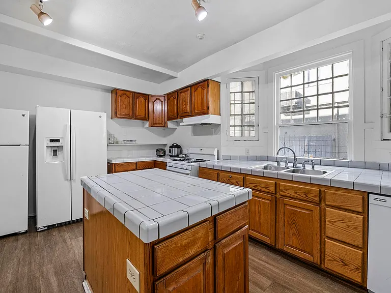 2335 Portland St — Photo 7