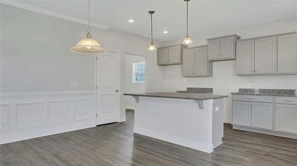 5 bed, 2.0 bath, 2708 sqft, $2,600 — Photo 4