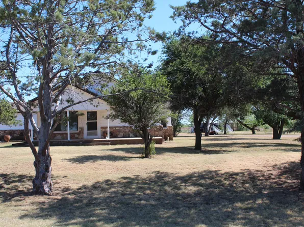 567 Randolph Rd, Quanah, TX 79252