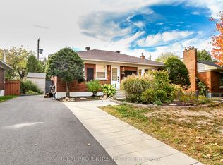 2034 Saunderson Dr #A, Ottawa, ON K1G2E6