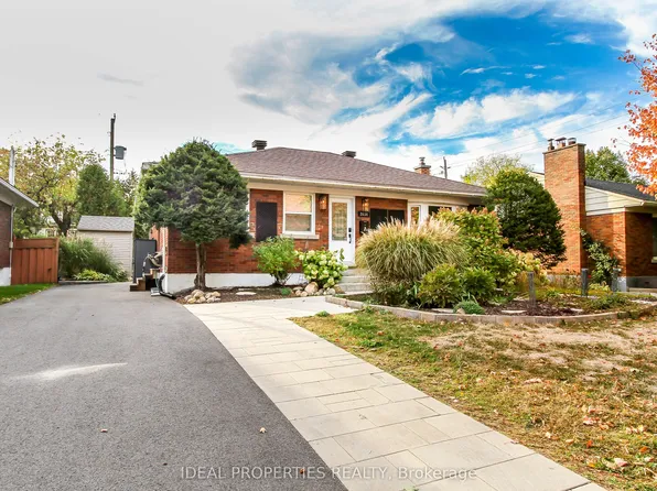 2034 Saunderson Dr #A, Ottawa, ON K1G 2E6