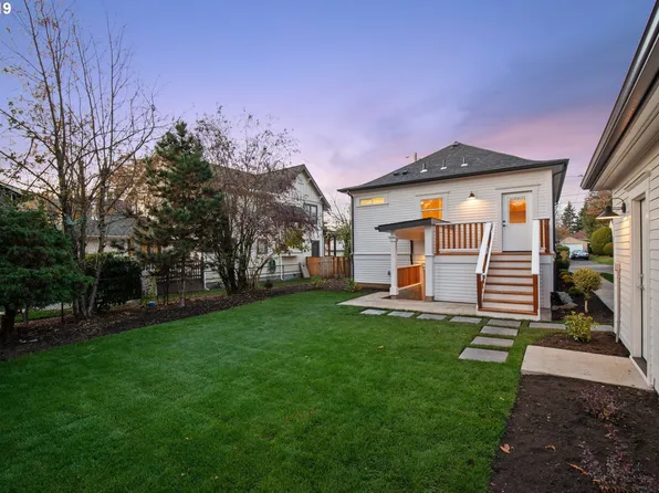 8038 SE Hawthorne Blvd #B, Portland, OR 97215