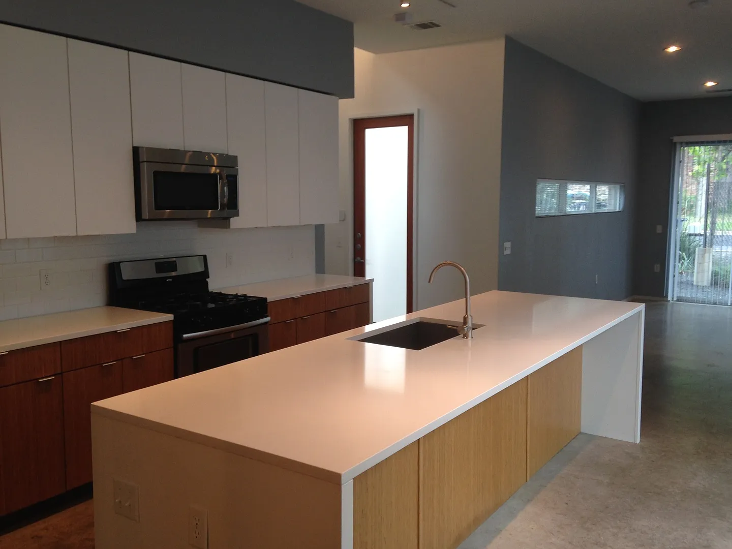 Ut Pre-Lease: 2009 Constructed 6 Bedroom / 3 Bath Home With Hot Tub - Open Floor Plan / Great Kit... — Photo 3