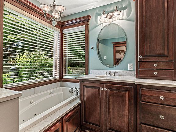 5th image of 400 Creek Side Dr SE